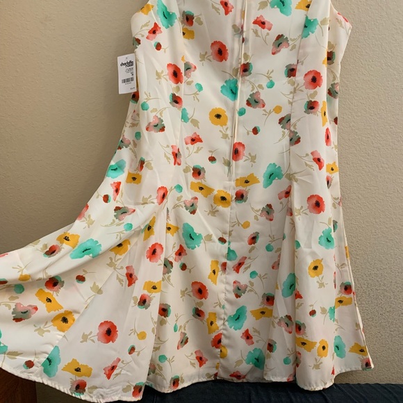 Adorable Watercolor Floral V-cut dress - Picture 5 of 6
